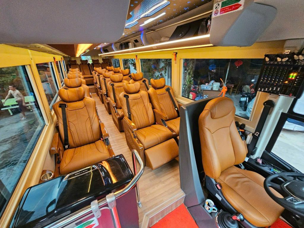 Thuê Xe Limousine 19 Chỗ Tại TPHCM Đi Cha Diệp